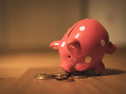 Alcancía con monedas, representando el ahorro del Club Vento