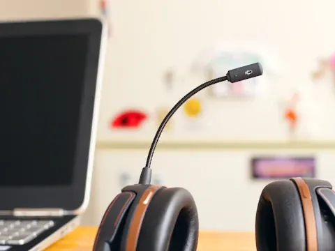 Auriculares de soporte junto a una laptop